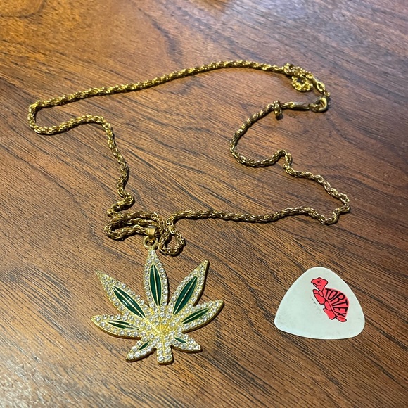 💨 Rhinestone Weed Cannabis Pendant Necklace Gold Color Chain Crab Clasp 💨 - Picture 3 of 7